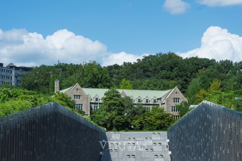 이화여대가 2026학년 수시모집 논술고사 관련 자료집을 7일 공개했다. /사진=이화여대 제공