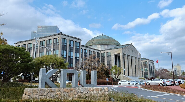  경북대가 '학부모 입학 톡톡'을 진행한다고 최근 밝혔다. 행사는 내달 5일 오후2시부터 4시까지로 예정됐으며, 경북대 대구캠퍼스 글로벌프라자 2층 효석홀에서 진행된다. /사진=경북대 제공