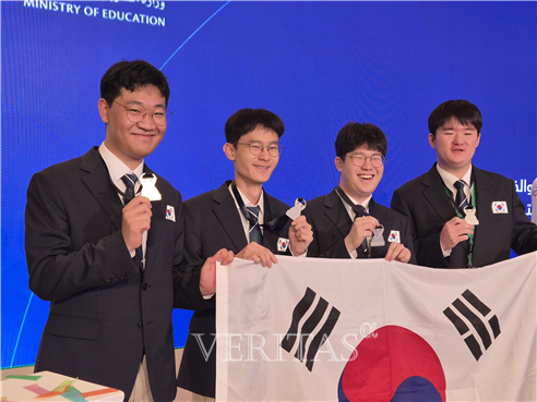 2025년 제57회 국제화학올림피아드에서 대표학생들이 매달을 수상했다. (좌측부터 김효종, 이예준, 최예준, 심유찬 학생) /사진=과기정통부 제공