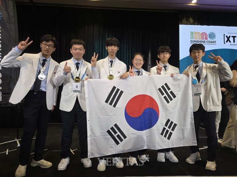 한국대표단 전원이 메달 시상식 후, 기념 촬영을 하고 있다(좌측부터 장현준, 박경준, 함우주, 윤혜원, 이현준, 조형준 학생) /사진=과기부 제공