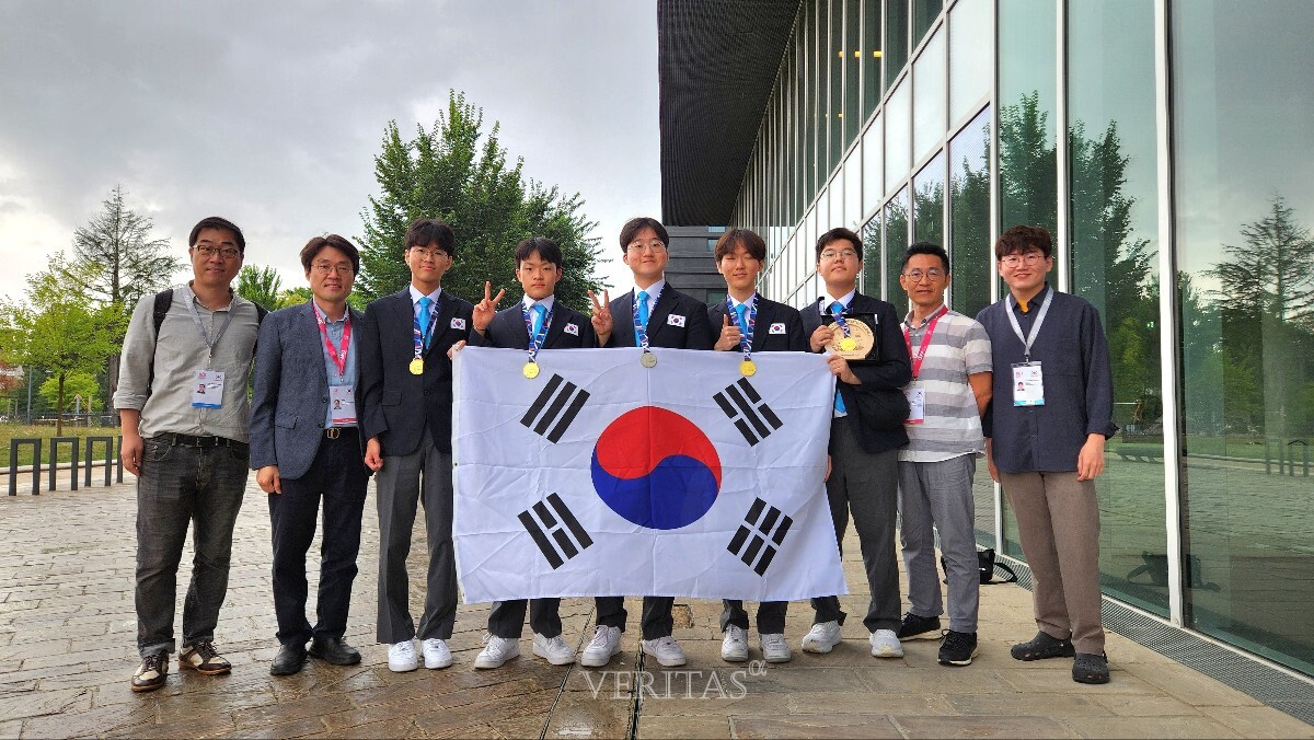 제55회 국제물리올림피아드에 참가한 한국대표단이 기념촬영을 하고 있다. 왼쪽부터 장준호 교수, 신용일 단장, 이연호, 한지형, 장근영, 최정민, 이혁준, 김근영 부단장, 박문집 교수. /사진=과기부 제공