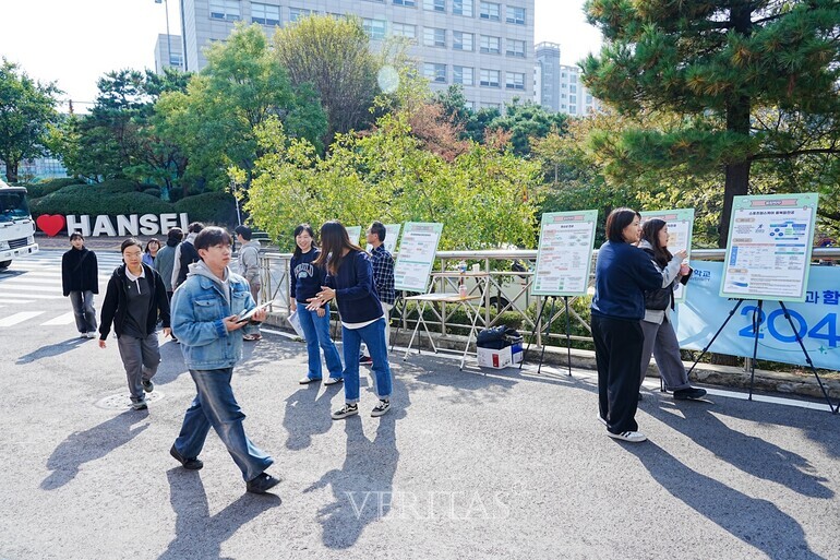 한세대는 교육혁신원 주관으로 학문 간 경계를 뛰어넘는 융합 교육과 전공 역량의 세분화 및 전문화를 위한 2025학년도 2학기 '융복합전공 및 마이크로디그리 가이드북 안내' 행사를 학교 본관 앞에서 28일과 29일 양일간 진행했다./사진=한세대 제공