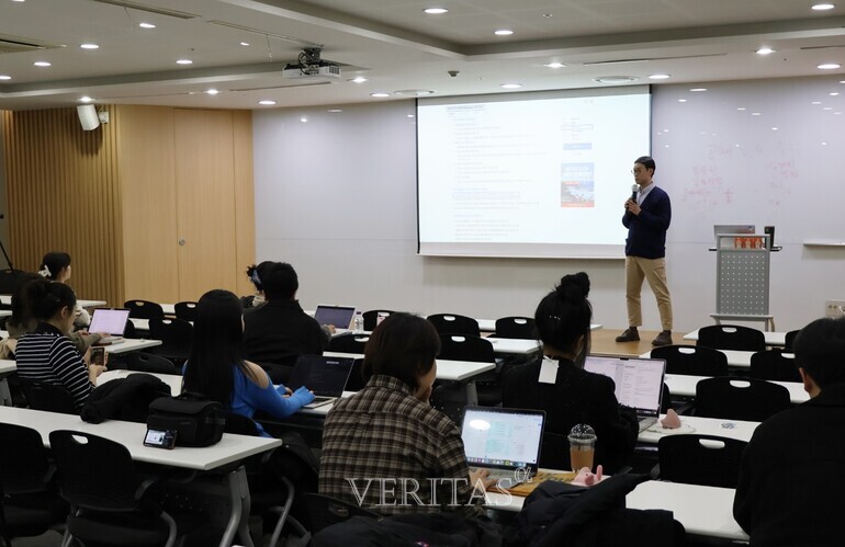 17일 서울 잡코리아 본사에서 열린 '사회리더 대학생 멘토링' 행사에서 정승일 잡코리아 교육서비스사업본부 총괄이 강연을 진행하고 있다. /사진=잡코리아 제공