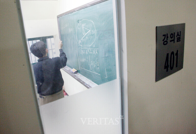 서울 고1 첫 학기 전 과목 1등급 비율이 1.72%에 그치며, 올해 전면 도입된 내신 5등급제의 변별력이 예상보다 강한 것으로 드러났다. /사진=베리타스알파DB