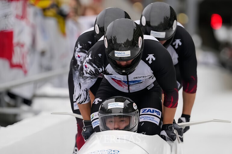 가톨릭관동대는 스포츠지도학전공 4학년에 재학 중인 채병도 선수가 포함된 한국 봅슬레이 남자 4인승 대표팀이 2025-2026시즌 국제봅슬레이스켈레톤연맹(IBSF) 월드컵 3차 대회에서 공동 6위에 오르며 세계무대에서 경쟁력을 입증했다./사진=가톨릭관동대 제공