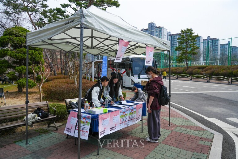 한세대는 사회봉사센터와 총학생회를 중심으로 대한적십자사 경기혈액원과 연계해 '사랑의 헌혈 운동'을 실시했다./사진=한세대 제공