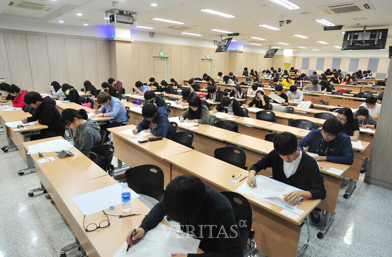 ¼±ÇàÇнÀ¿µÇâÆò°¡º¸°í¼´Â ´ëÇÐÀÌ Á÷Á¢ ÃâÁ¦ÇÑ ´ëÇк°°í»çÀÇ ¹®Ç×°ú ÃâÁ¦Àǵµ, ¿¹½Ã´ä¾È±îÁö ´ã°í ÀÖ¾î »ç±³À° ±³À纸´Ù ½Å·Úµµ°¡ ³ô´Ù´Â Æò°¡´Ù. /»çÁø=º£¸®Å¸½º¾ËÆÄDB