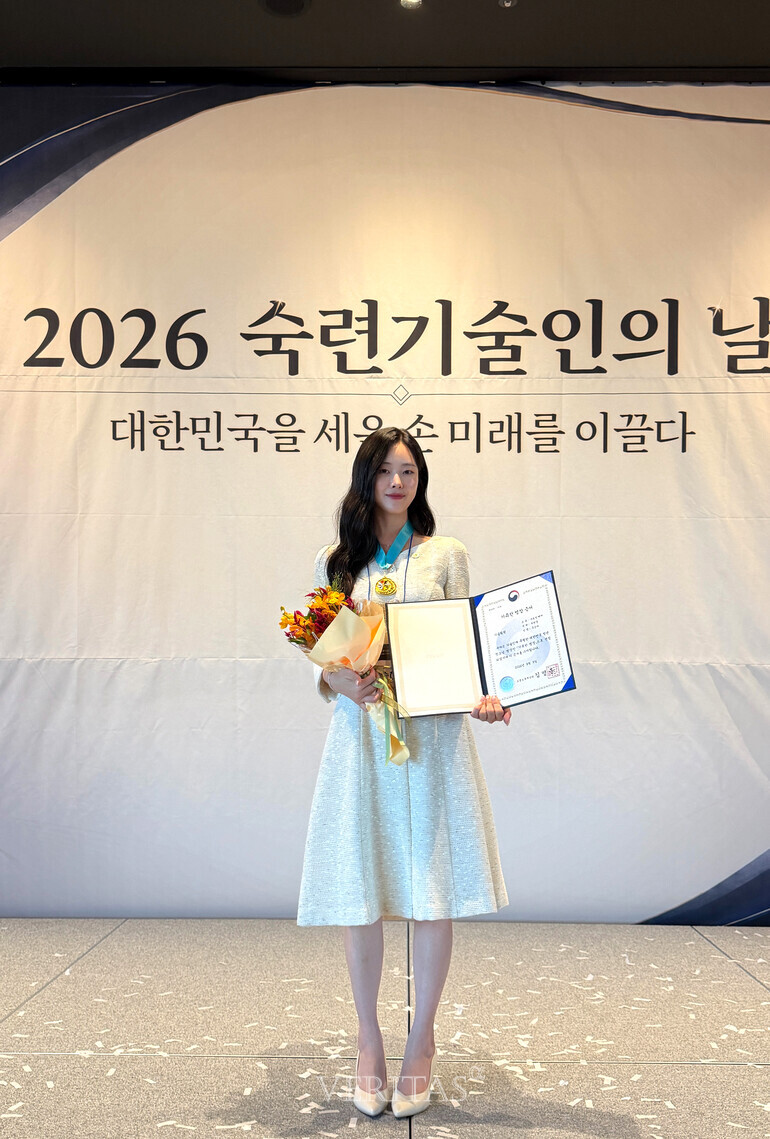 건양사이버대학교 글로벌뷰티학과 동문 유승하 씨가 고용노동부장관 명의의 기특한 명장 증서를 받고 있다
