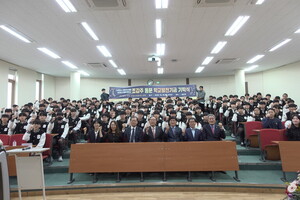 삼천포고 5회 졸업생 조갑주 신송홀딩스 회장 학교발전기금 기탁.. '후배... - 뉴스 썸네일 이미지
